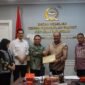 Sekda Aceh M. Nasir atas nama. Pemerintah Aceh didampingi Perwakilan DPR Aceh, Jajaran Tim Revisi UUPA, para Akademisi dan Tokoh masyarakat Aceh menyerahkan draf revisi UUPA kepada Kepala Bidang Keahlian Sekretariat Jenderal DPR RI, Inosentius Samsul, di ruang rapat Sekjen DPR RI, Jumat, 23 Mei 2025. (Foto: Humas BPPA)