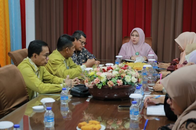 Bunda PAUD Aceh Besar Rita Mayasari, memimpin rapat perdana Bunda PAUD Aceh Besar di Gedung Dekranasda Aceh Besar, Kecamatan Ingin Jaya, Rabu (21/5/2025). FOTO/MC ACEH BESAR