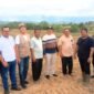  Jakfar, SP, M.Si (Kadis Pertanian Aceh Besar), Bustaman Juned (Dan Bus) Ketua Harian Commando Independen Aceh Besar, Ir. Saiful Anwar bersama Tim Ekonomi Aceh Besar, serta ahli pertanian Ivan Mirza dan Hidayat R (Cut Lem) meninjau lokasi persiapan lahan jagung di Gampong Bung Simet, Lampakuk, Aceh Besar, Sabtu (24/5/2025).