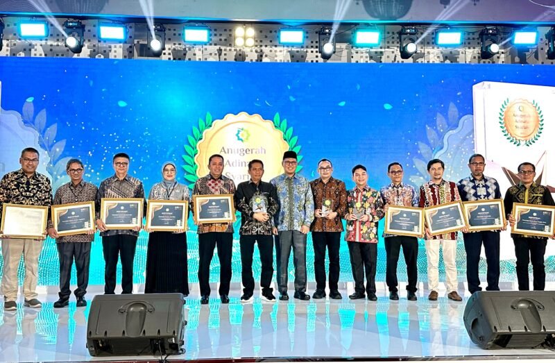 Staf Ahli Gubernur Bidang Perekonomian, Keuangan dan Pembangunan, Restu Andi Surya, SSTP, MPA, Mewakili Wakil Gubernur Aceh Menghadiri Acara Penerimaan Penghargaan Anugerah Adinata Syariah 2025 dan Indonesia Sharia Forum (ISF) 2025 yang di Selenggarakan Oleh Komite Nasional Ekonomi Keuangan Syariah (KNEKS) dan Republika.
Di Le Meridien Jakarta
26 Mei 2025. Foto : Dok. Biro adpim Setda Aceh