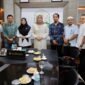 Ketua Tim Penggerak PKK Aceh, Marlina Muzakir, menerima audiensi dari Yayasan Pintu Hijrah untuk membahas isu mendesak terkait pencegahan dan penyalahgunaan narkotika di Aceh, Rabu 28 Mei 2025.di ruang rapat Gubernur Aceh. Foto: Dok. Biro Adpim Setda Aceh