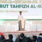 Kepala Dinas Pendidikan Dayah Abu Bakar S.Ag menyerahkan penghargaan kepada santriwan-santriwati Syahadah Al Quran 30 Juz ke-VII Ma'had Daarut Tahfiz Al-Ikhlas tahun pelajaran 2024-2025, di Komplek Villa Buana Gardenia Gampong Lampasi Engking, Kecamatan Darul Imarah, Aceh Besar, Rabu (28/05/2025). FOTO/MC ACEH BESAR