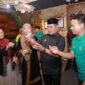 Bupati Aceh Besar Muharram Idris bersama Ketua TP-PKK Aceh Besar mengunjungi stan Aceh Besar pada gelar TTG XXVI Provinsi Aceh Tahun 2025 di Lapangan Pulau Kayu - Susoh, Aceh Barat Daya, Rabu (28/5/2025) malam.FOTO/PROKOPIM ACEH BESAR