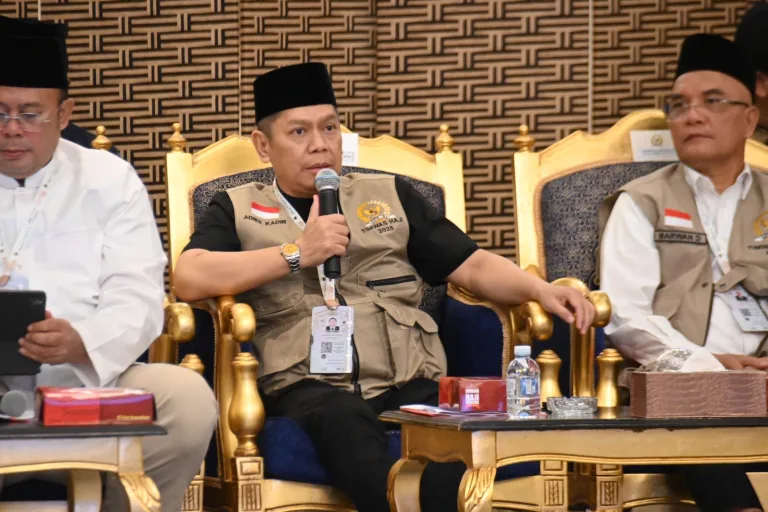 Anggota Timwas Haji DPR RI, Adies Kadir menyampaikan pendapatnya saat RDP dan RDPU dengan Mitra Kerja terkait Haji di Alqimma Hall, Makkah Arab Saudi, Senin, 2 Juni 2025. (Dok DPR RI)