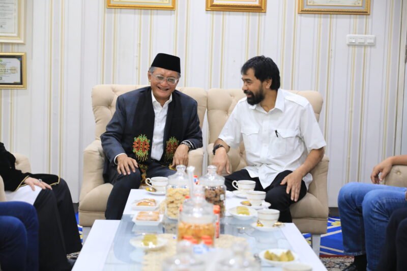 Gubernur Aceh Muzakir Manaf bertemu dengan Menteri Pekerjaan Umum Dody Hanggodo di Pendopo Wali Kota Banda Aceh, Rabu (25/6/2025).
Pukul 10.50 Sd 11. 40 WIB.Foto : Dok. Biro Adpim Setda Aceh