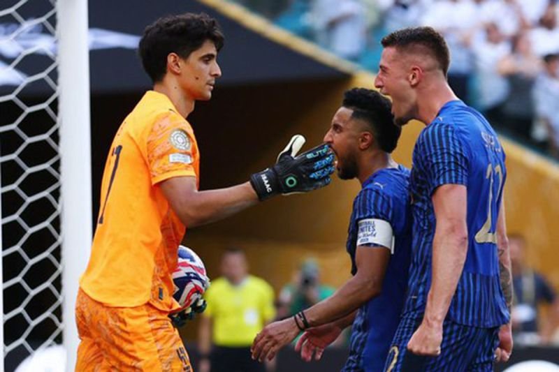 Kiper Al Hilal Bounou (kiri) bereaksi setelah menggagalkan eksekusi penalti pemain Real Madrid Valverde pada matchday perdana kedua tim di Piala Dunia Antarklub 2025. Foto:FIFA