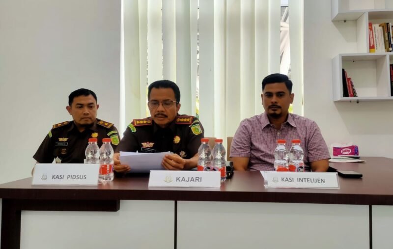 Kajari Langsa, Efrianto didampingi Kasi Pidsus Hendra Salfina dan Kasi Intelejen Fadli Setiawan dalam konferensi pers di Kantor Kejari Langsa Kamis,19/6/2025.