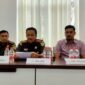 Kajari Langsa, Efrianto didampingi Kasi Pidsus Hendra Salfina dan Kasi Intelejen Fadli Setiawan dalam konferensi pers di Kantor Kejari Langsa Kamis,19/6/2025.