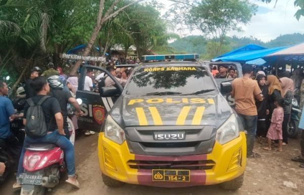 Polisi Evakuasi Anak Tenggelam di Pante Bahagia.Minggu, (08/06/2025). 