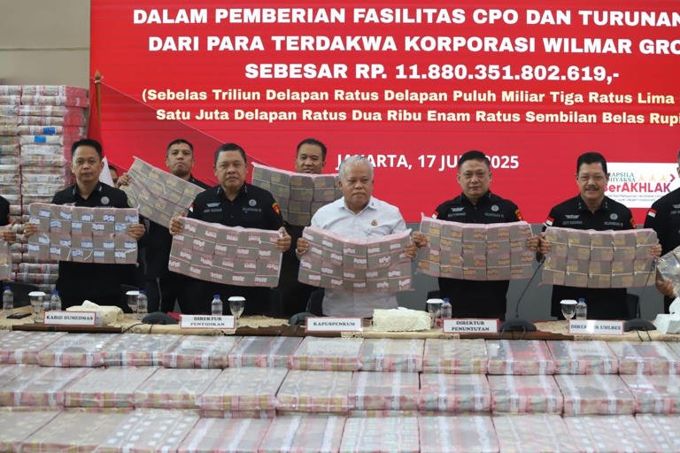 Penampakan uang sitaan dari Wilmar Group senilai Rp. 11.8 Triliun saat ditampilkan oleh Kejaksaan Agung, Jakarta, Selasa (17/6/2025).