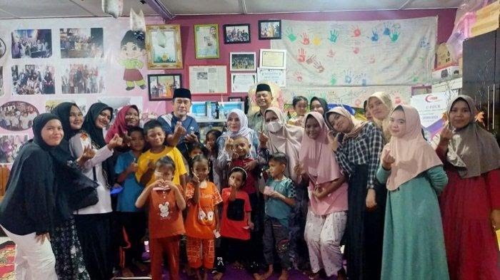 Anggota DPRA dari Fraksi Partai Aceh, Salmawati atau akrab disapa Bunda Salma foto bersama anak-anak kanker di Rumah Singgah C-Four, Banda Aceh, Senin (2/6/2025).