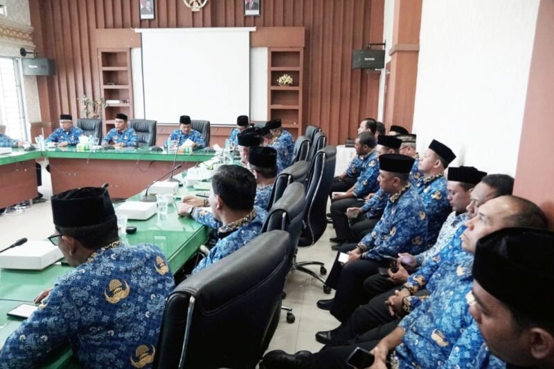 Sejumlah Kepala OPD Aceh Besar mengikuti Rapat Pimpinan OPD di Aula Bukhari Daud, Kantor Bupati Aceh Besar, Kota Jantho, pada Senin (2/6/2025). FOTO/MC ACEH BESAR