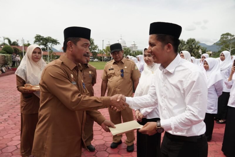 Wakil Bupati Aceh Besar Drs Syukri A Jalil serahkan SK pengangkatan 88 Calon Pegawai Negeri Sipil (CPNS) di halaman kantor Bupati Aceh Besar, Kota Jantho, Selasa (03/06/2025).FOTO/MC ACEH BESAR