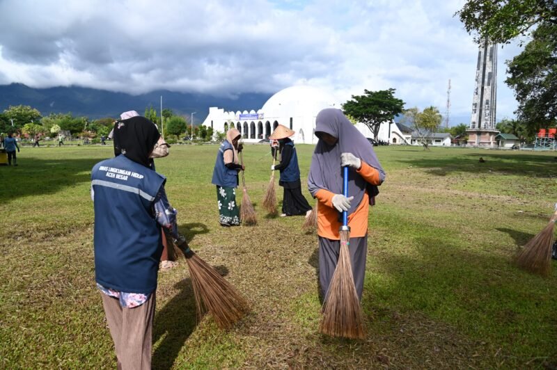 Petugas kebersihan DLH Aceh Besar gotong royong memotong pohon sekaligus membersihkan sampah dalam rangka menyambut Hari Lingkugan hidup Sedunia di halaman Masjid Al Munawwarah Kota Jantho, Aceh Besar, Rabu (04/06/2025). FOTO/MC ACEH BESAR