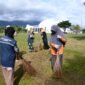 Petugas kebersihan DLH Aceh Besar gotong royong memotong pohon sekaligus membersihkan sampah dalam rangka menyambut Hari Lingkugan hidup Sedunia di halaman Masjid Al Munawwarah Kota Jantho, Aceh Besar, Rabu (04/06/2025). FOTO/MC ACEH BESAR