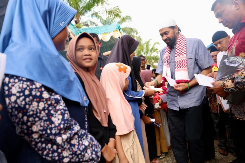 Gubernur Aceh, Muzakir Manaf, didampingi Bupati Aceh Nagan Raya TR.Keumangan, menyerahkan secara simbolis bantuan gubernur untuk 1000 anak yatim Nagan Raya, di Pesantren Hidayatul Al-Mustafid, Darul Makmur, Nagan Raya, Rabu, 4/6/2025.(Foto:Dok.Biro Adpim Setda Aceh)