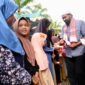 Gubernur Aceh, Muzakir Manaf, didampingi Bupati Aceh Nagan Raya TR.Keumangan, menyerahkan secara simbolis bantuan gubernur untuk 1000 anak yatim Nagan Raya, di Pesantren Hidayatul Al-Mustafid, Darul Makmur, Nagan Raya, Rabu, 4/6/2025.(Foto:Dok.Biro Adpim Setda Aceh)