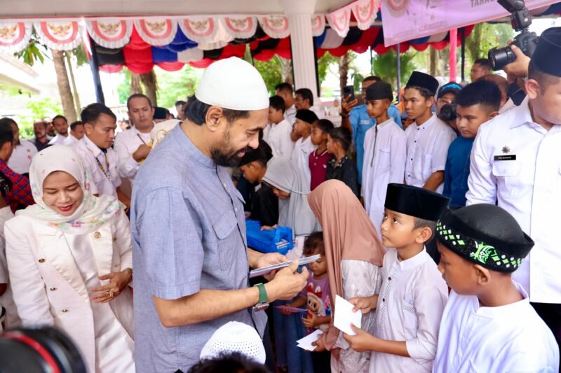 Gubernur Aceh, Muzakir Manaf, didampingi Bupati Aceh Barat Tarmizi, menyerahkan secara simbolis bantuan gubernur untuk 355 dari 1000 anak yatim di Aceh Barat, di Pendopo Bupati Aceh Barat, Rabu, 4/6/2025. Foto: Dok. Biro Adpim Setda Aceh