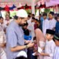 Gubernur Aceh, Muzakir Manaf, didampingi Bupati Aceh Barat Tarmizi, menyerahkan secara simbolis bantuan gubernur untuk 355 dari 1000 anak yatim di Aceh Barat, di Pendopo Bupati Aceh Barat, Rabu, 4/6/2025. Foto: Dok. Biro Adpim Setda Aceh