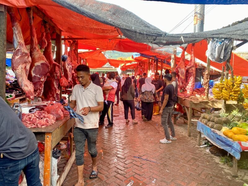 Para Pedagang daging di halaman Pasar Pagi Keutapang Dua, Gampong Lambheu, Kecamatan Darul Imarah, Kabupaten Aceh Besar, Rabu (4/6/2025).FOTO/ MC ACEH BESAR