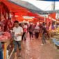 Para Pedagang daging di halaman Pasar Pagi Keutapang Dua, Gampong Lambheu, Kecamatan Darul Imarah, Kabupaten Aceh Besar, Rabu (4/6/2025).FOTO/ MC ACEH BESAR