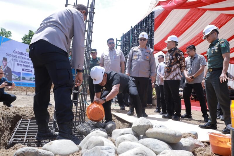Bupati Aceh Besar Muharram Idris bersama Kapolda Aceh, Irjen Pol. Achmad Kartiko meletakkan batu pertama pembangunan Gudang Ketahanan Pangan Polri T. 654 Tahun 2025 berkapasitas 1.000 ton di Gampong Lamtamot, Kecamatan Lembah Seulawah, Aceh Besar, Kamis (5/6/2025). FOTO/PROKOPIM ACEH BESAR
