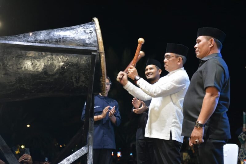 Gubernur Aceh, yang diwakili Asisten Administrasi Umum Sekda Aceh, Drs. Muhammad Diwarsyah, M. Si melakukan pemukulan beduk sekaligus melepas musabaqah  pawai Takbiran Idul Adha 1446H/2025M di Halaman Masjid Raya Baiturrahman, Banda Aceh, Kamis Malam, 05/06/2025(Foto:Dok.Biro Adpim Setda Aceh) 