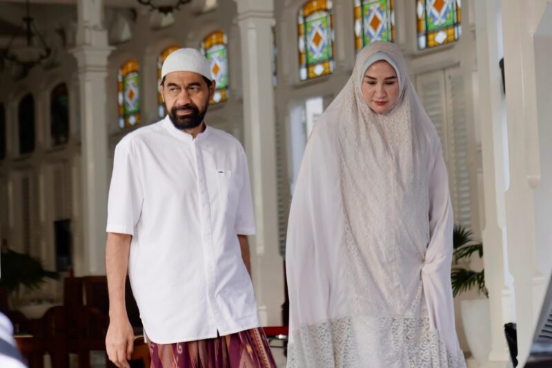 Gubernur Aceh  Muzakir  Manaf bersama istri melaksanakan shalat Idul Adha  1446H di masjid Raya Baiturrahman Banda Aceh. 06/6/2025 (Foto:Dok.Biro Adpim Setda Aceh) 