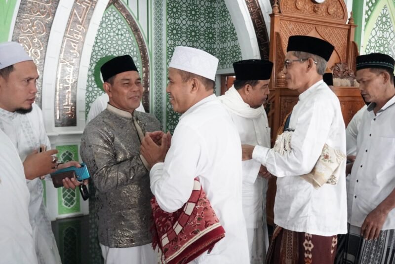Bupati Aceh Besar H Muharram Idris (Syech Muharram) saling berjabat tangan dan bermaaf-maafan dengan jamaah Shalad Ied, di Masjid Agung Al-Munawwarah Kota Jantho, Aceh Besar, Jumat (6/6/2025). FOTO/ MC ACEH BESAR