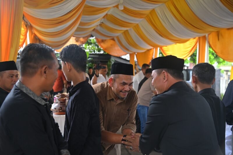 Bupati Aceh Besar Muharram Idris menyambut tamu saat open house dirumah pribadinya di Gampong Ajuen Lam Hasan, Kecamatan Peukan Bada, Minggu (5/8/2025). FOTO/MC ACEH BESAR