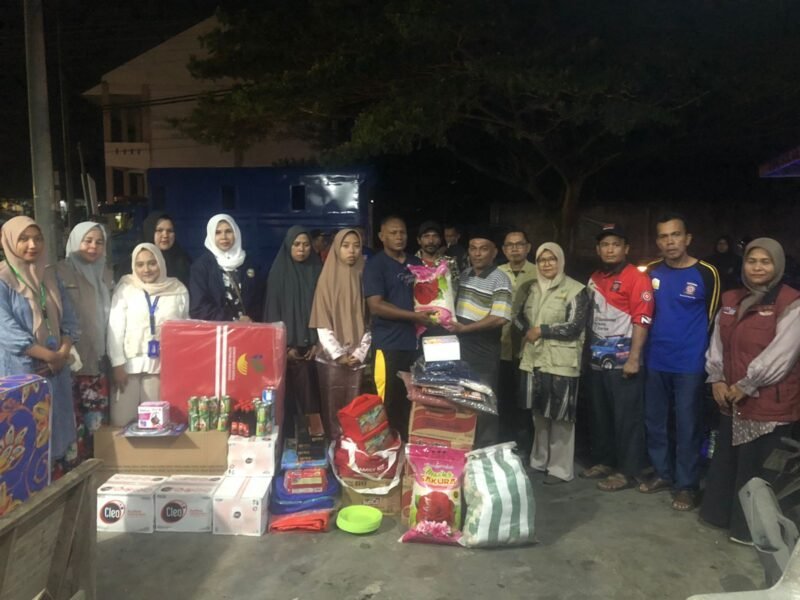 Kepala Dinas Sosial Kabupaten Aceh Besar, yang diwakili oleh Staf Bidang Perlindungan dan Jaminan Sosial, Sofiatuddin, SE, bersama tim Tagana dan TKSK Kecamatan Mesjid Raya, menyerahkan bantuan masa panik kepada korban kebakaran di lokasi kejadian, Gampong Neuheun Peukan, Kecamatan Mesjid Raya. Kebakaran tersebut terjadi pada Minggu (8/6/2025). FOTO/DINAS SOSIAL ACEH BESAR