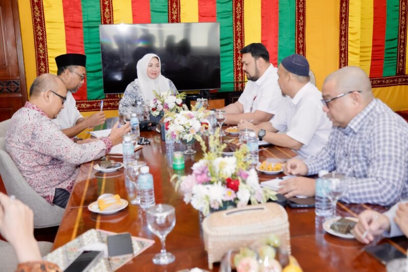 Ketua Tim Penggerak Pemberdayaan dan Kesejahteraan Keluarga (PKK) Aceh, Marlina Muzakir , memimpin rapat pembahasan bantuan rumah layak huni di Meuligoe Gubernur Aceh, Rabu 11/6/2025.(Foto:Dok.Biro Adpim Setda Aceh) 