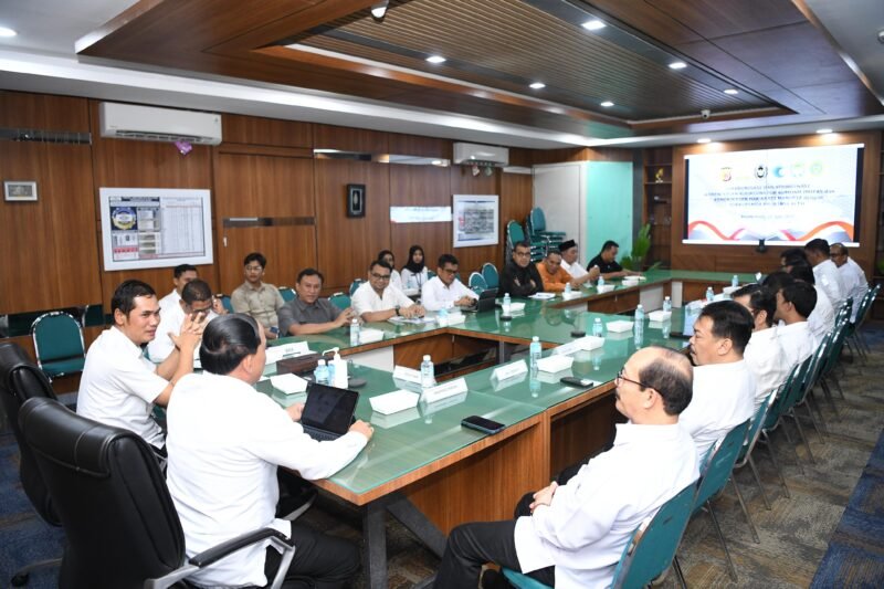 Plt. Sekretaris Daerah Aceh, M. Nasir SIP, MPA menerima kunjungan Deputi bidang koordinasi HAM, Imigrasi dan pemasyarakatan, Membahas terkait sinkronisasi dan koordinasi kementrian koordinator KUMHAM IMIPAS dan kementrian HAM dengan Pemerintah Aceh di ruang rapat Sekda Aceh, Rabu, 11-06-2025,(Foto:Dok.Biro Adpim Setda Aceh) 