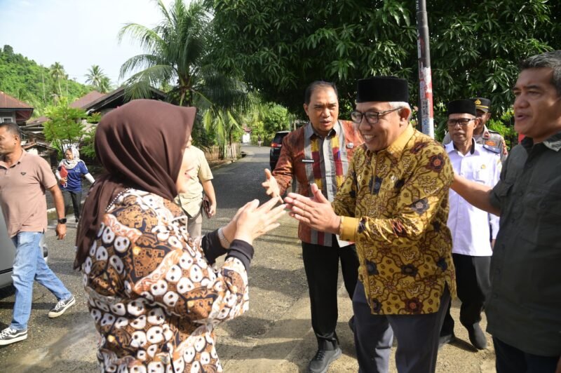 Asisten I Sekda Aceh Besar Farhan AP, menyambut Wakil Gubernur Gorontalo Idah Syahidah Rusli Habibi, pada kegiatan pembelajaran penerapan SIGAP yang merupakan bagian dari program Satu Data Indonesia, di Meunasah Gampong Beuradeun, Kecamatan Peukan Bada, Kamis (12/6/2025). FOTO/ MC ACEH BESAR