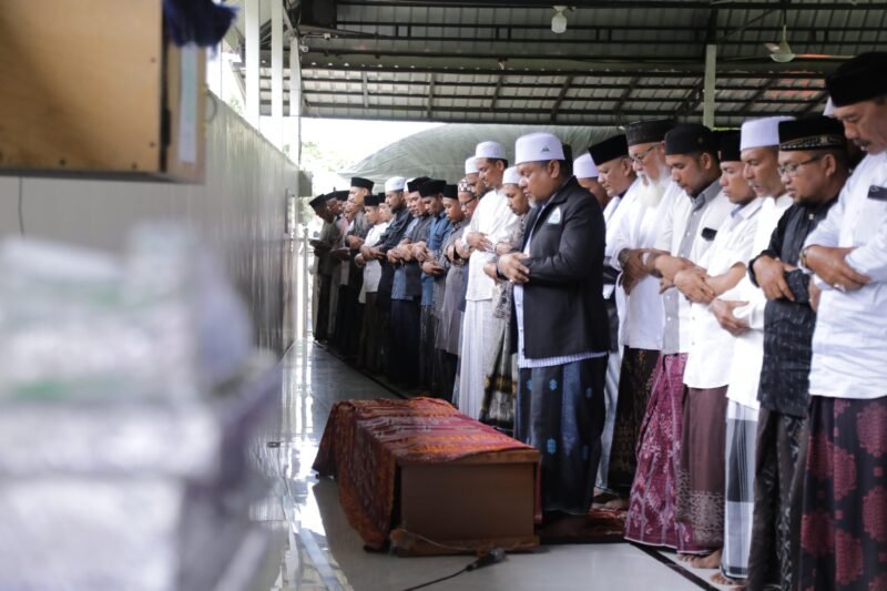 Bupati Aceh Besar, H Syech Muharram Idris shalat mayit almarhum anggota Dewan Perwakilan Rakyat Aceh atau DPRA, Tgk Rasyidin Ahmad SE SSosI ( Waled NURA ) di  Yayasan Pendidikan Islam atau YPI Nurur Rasyad Al-Aziziyah atau NURA, di Gampong Mesjid Runtoh, Kecamatan Pidie, Kabupaten Pidie, Kamis, (12/06/2025). FOTO/PROKOPIM PEMKAB ACEH BESAR