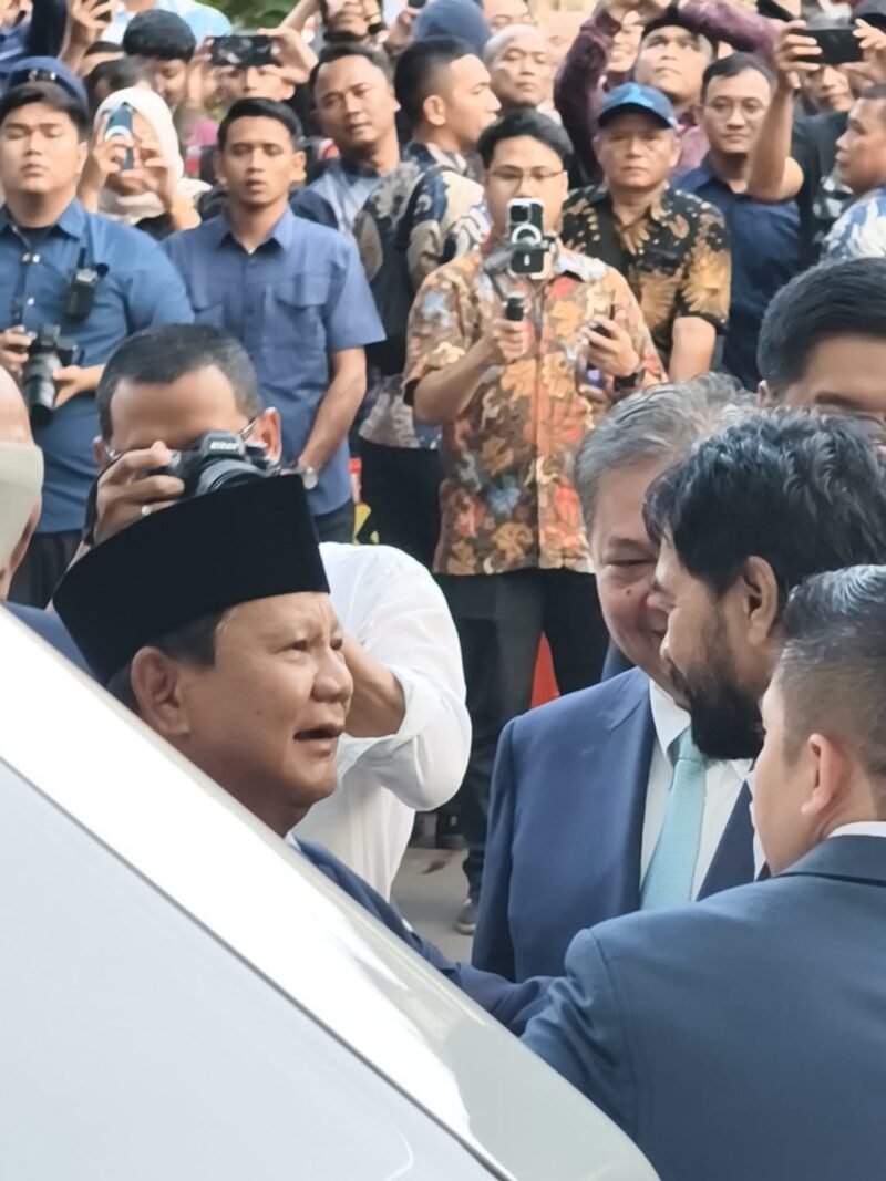 Gubernur Aceh Muzakir Manaf berbincang singkat dengan Presiden  RI Prabowo Subianto di sela sela menghadiri pertemuan   International Conference on Infrastructure (ICI) di JCC Senayan Jakarta, Kamis , 12 Juni 2025. Foto : Dok. Biro Adpim Setda Aceh