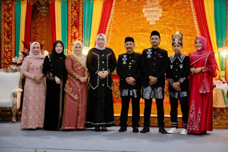 Ketua Tim Penggerak PKK Aceh, Marlina Muzakir, didampingi oleh Mukarramah, istri Wakil Gubernur Aceh, serta Plt. Ketua Dharma Wanita Persatuan Aceh, Malahayati menghadiri acara kenduri peusijuek (tepung tawar) sunat rasul Sulthan Multadham, putra Bupati Pidie Sarjani Abdullah, yang berlangsung di Sigli, Kabupaten Pidie, Kamis (12/6/2025). Foto : Dok. Biro Adpim Setda Aceh