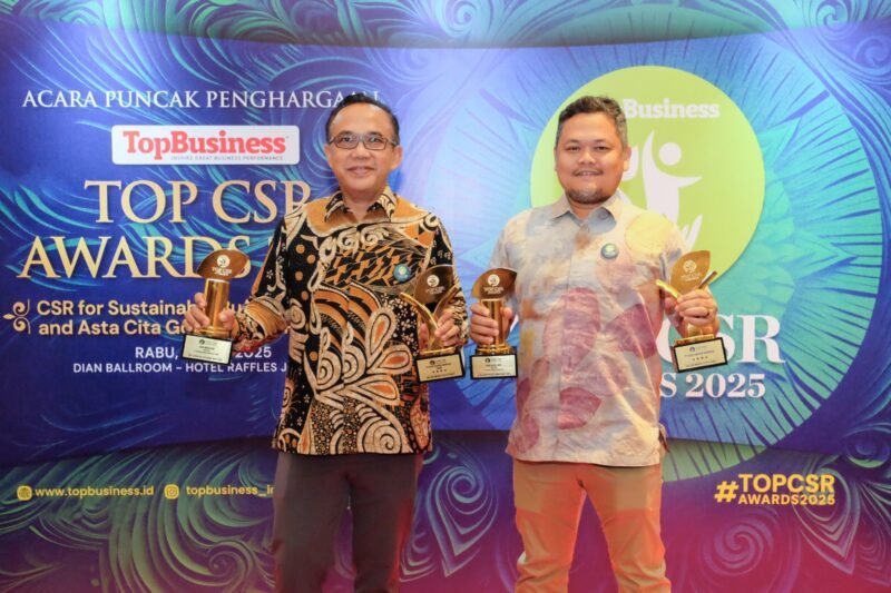PT Solusi Bangun Indonesia Tbk Pabrik Tuban dan Pabrik Lhoknga menerima penghargaan Top CSR # Star 4, Rabu, 11 Juni 2025 di Jakarta. (Foto: Dok. Humas SBA) 