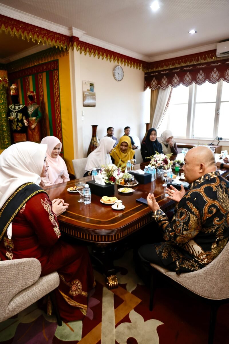 Bunda PAUD Aceh Marlina Usman menerima kunjungan Eko Susanto, Sekretaris Direktorat Jenderal Pendidikan Anak Usia Dini, Pendidikan Dasar, dan Pendidikan Menengah Kemendikdasmen, di Meuligoe Gubernur Aceh, Jumat (13/6/2025). Dalam pertemuan ini, Marlina turut menandatangani deklarasi memperkuat sistem pendidikan nasional.(Foto:Dok.Biro Adpim Setda Aceh) 