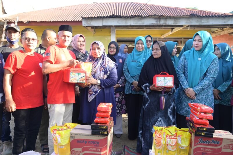 Foto bersama usai penyerahan bantuan masa panik kepada korban bencana angin kencang, di Lampasi Engking, Kecamatan Darul Imarah, Kabupaten Aceh Besar, Jumat (13/6/2025). FOTO/ MC ACEH BESARKetua TP PKK Aceh Besar Hj Rita Mayasari meninjau kondisi salah satu rumah korban usai penyerahan bantuan masa panik, di Lampasi Engking, Kecamatan Darul Imarah, Kabupaten Aceh Besar, Jumat (13/6/2025). FOTO/ MC ACEH BESARKetua TP PKK Aceh Besar Hj Rita Mayasari meninjau kondisi salah satu rumah korban usai penyerahan bantuan masa panik, di Lampasi Engking, Kecamatan Darul Imarah, Kabupaten Aceh Besar, Jumat (13/6/2025). FOTO/ MC ACEH BESAR