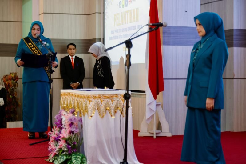 Ketua Tim Penggerak PKK Aceh, Marlina Muzakir, melantik Nuri Zulkifli sebagai    Ketua TP PKK Kota Sabang, Ketua Dekranasda, Forikan, Bunda PAUD dan Ketua Pembina Posyandu Kota Sabang masa jabatan 2025-20230, di Aula Kantor Wali Kota Sabang, Sabtu, (14/6/2025). Foto : Dok. Biro Adpim Setda Aceh