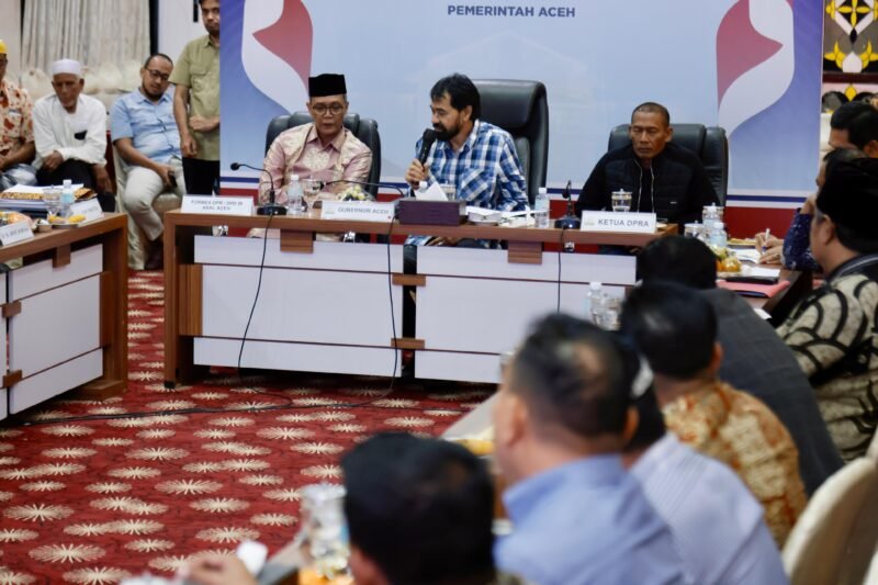 Gubernur Aceh Muzakir Manaf memimpin rapat bersama FORBES DPR/DPD RI asal Aceh di Meuligoe Gubernur, Jumat (13/6). Foto : Dok. Biro Adpim Setda Aceh