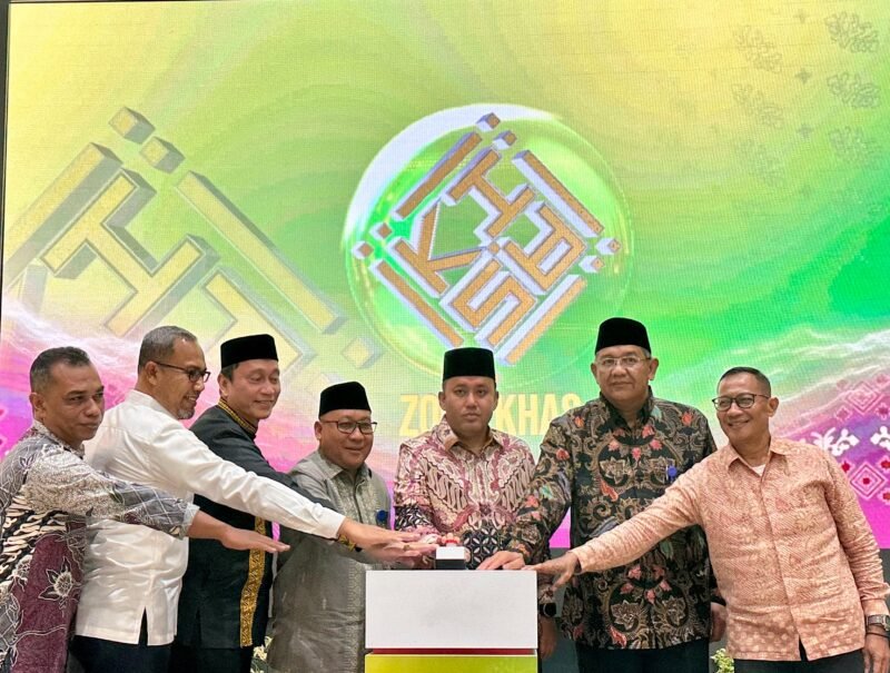 Staf Ahli Gubernur Bidang Perekonomian, Keuangan dan Pembangunan, Restu Andi Surya, SSTP, MPA, Mewakili Gubernur Aceh Menyampaikan Sambutan dan  Melaunching Zona Kuliner Halal, Aman dan Sehat (Zona KHAS) RSUDZA dan Kick-Off Calon Zona KHAS Aceh Besar, Banda Aceh, dan Sabang. Bersama Kepala BI Perwakilan Aceh dan Kepala Instansi Lainnya.
Di Auditorium RSZA Banda Acehr
14 Juni 2025. Foto : Dok. Biro Adpim Setda Aceh
