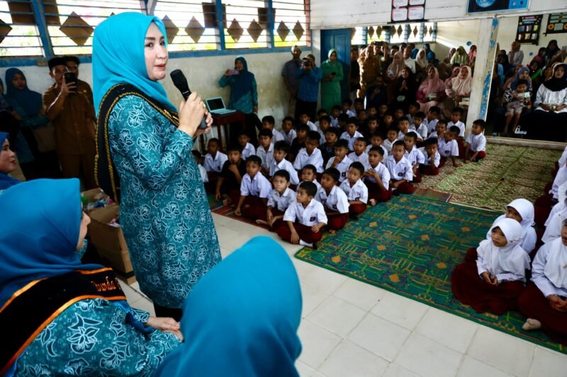Bunda PAUD Aceh, Marlina Muzakir, didampingi Bunda PAUD Aceh Selatan, Nafisah Mirwan mensosialisasikan pola makan sehat berbasis B2SA, yakni Beragam, Bergizi, Seimbang, dan Aman di SD Negeri 2 Manggamat, Kecamatan Kluet Tengah, Kabupaten Aceh Selatan, Senin 16/6/2025 (Foto:Dok, Biro Adpim Setda Aceh) 