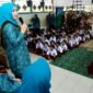 Bunda PAUD Aceh, Marlina Muzakir, didampingi Bunda PAUD Aceh Selatan, Nafisah Mirwan mensosialisasikan pola makan sehat berbasis B2SA, yakni Beragam, Bergizi, Seimbang, dan Aman di SD Negeri 2 Manggamat, Kecamatan Kluet Tengah, Kabupaten Aceh Selatan, Senin 16/6/2025 (Foto:Dok, Biro Adpim Setda Aceh) 