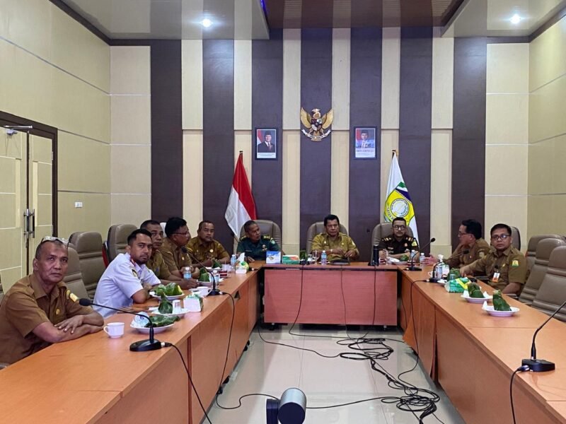 Plt. Sekda Aceh Besar Bahrul Jamil S.Sos M.Si mengikuti Rakor Pengendalian Inflasi Daerah secara virtual dengan Kemendagri di Kantor Bupati Aceh Besar, Kota Jantho, Senin (16/06/2025). FOTO/PROKOPIM ACEH BESAR