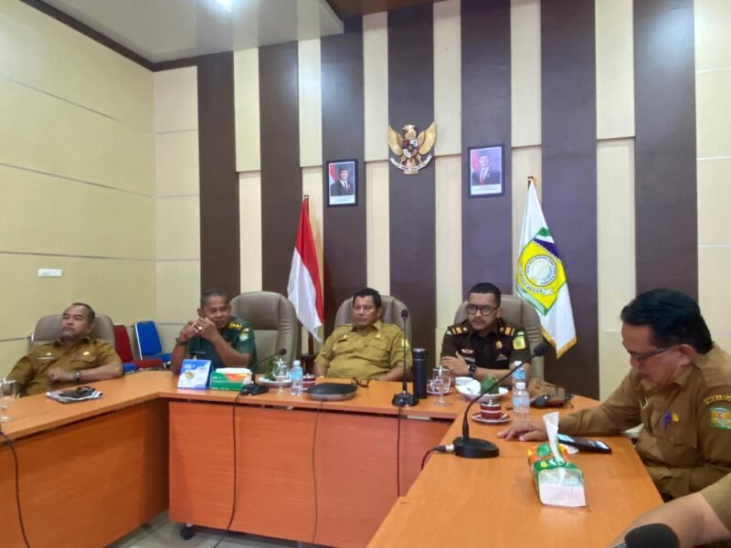 Plt. Sekda Aceh Besar Bahrul Jamil S.Sos M.Si mengikuti Rakor Pengendalian Inflasi Daerah secara virtual dengan Kemendagri di Kantor Bupati Aceh Besar, Kota Jantho, Senin (16/06/2025). FOTO/PROKOPIM ACEH BESAR