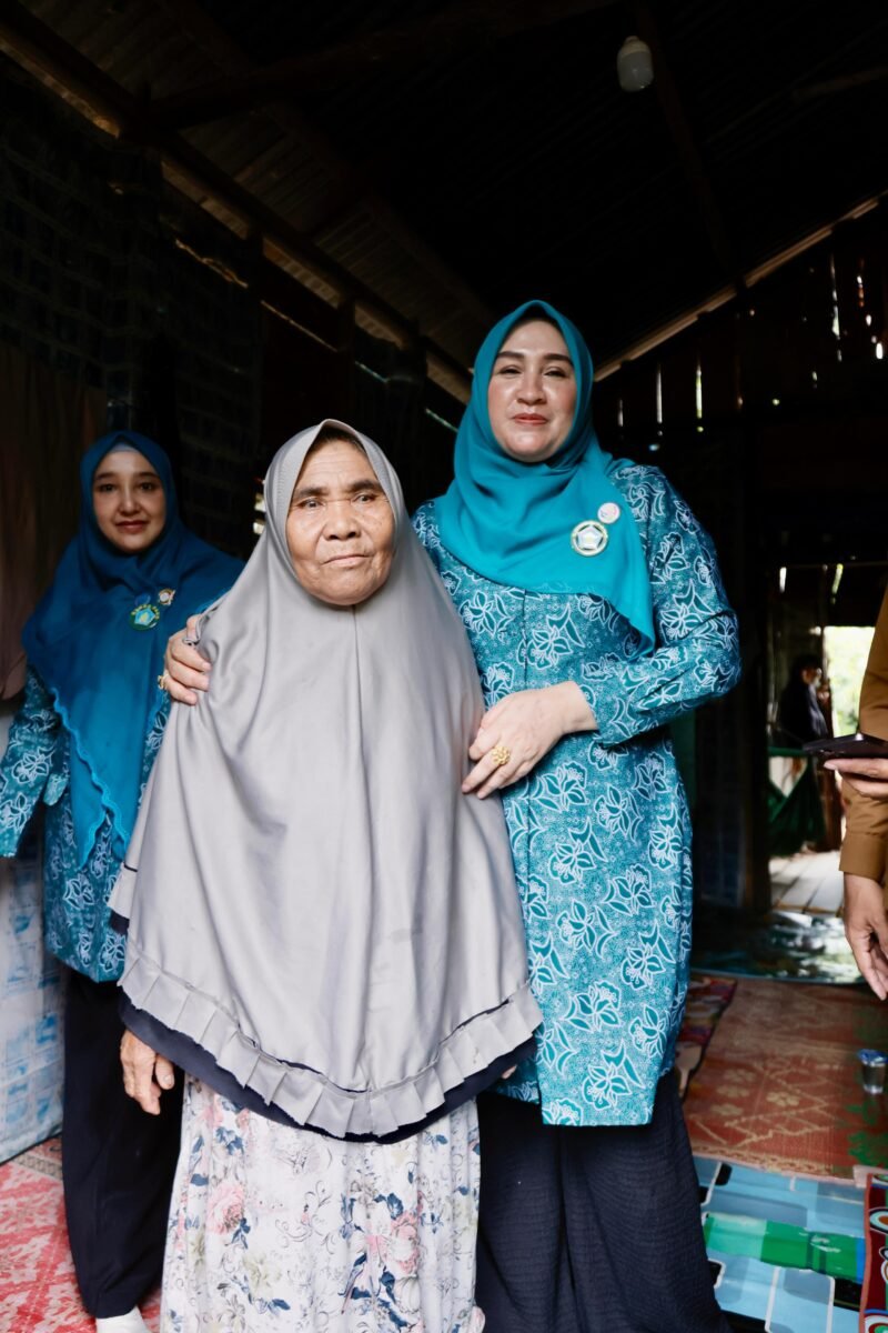 Marlina Muzakir mendengarkan kisah hidup Nek Raimah (60), seorang janda tujuh anak, yang bertahan di rumah kayu miliknya di Gampong Lhok Sialang Rayek, Pasie Raja, Aceh Selatan, Senin 16/6. Kondisi rumah yang memprihatinkan menjadi prioritas untuk pengajuan bantuan rumah layak huni. (Foto:Dok, Biro Adpim Setda Aceh) 