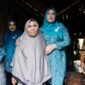 Marlina Muzakir mendengarkan kisah hidup Nek Raimah (60), seorang janda tujuh anak, yang bertahan di rumah kayu miliknya di Gampong Lhok Sialang Rayek, Pasie Raja, Aceh Selatan, Senin 16/6. Kondisi rumah yang memprihatinkan menjadi prioritas untuk pengajuan bantuan rumah layak huni. (Foto:Dok, Biro Adpim Setda Aceh) 