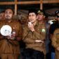 Kepala Biro Pemerintahan Dan Otonomi Daerah, Drs. SYAKIR, M.Si., didampingi Kepala Biro Adpim Setda Aceh, Akkar Arafat S.Stp, M.Si, menerima massa aksi dari Gerakan Aceh Melawan (GAM) yang menuntut dikembalikan 4 pulau ke Aceh serta menolak 4 Batalyon TNI baru di Aceh, di Halaman Kantor Gubernur Aceh, Senin, 16/6/2025. Foto : Dok. Biro Adpim Setda Aceh
